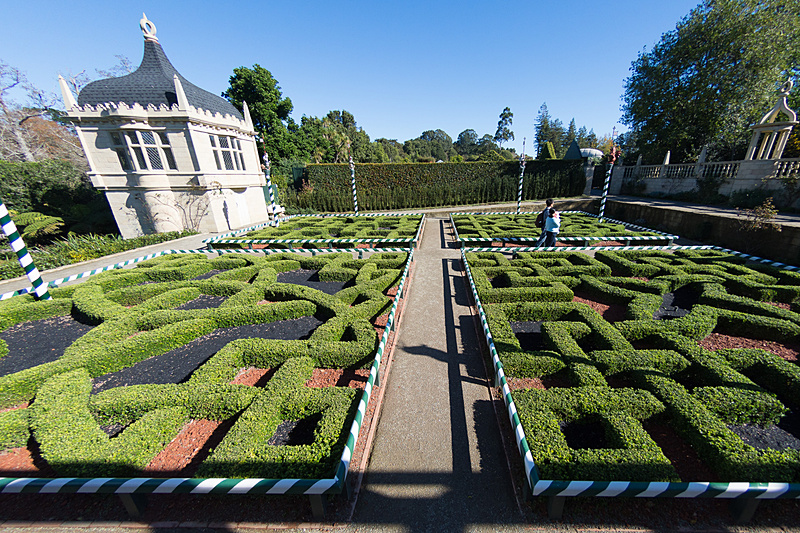 幾何学的な模様が特徴的な、16世紀イギリスのテューダー朝時代をイメージした庭園