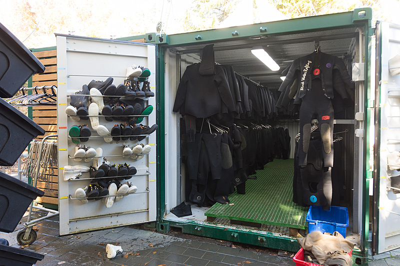 コンテナのなかに用意されたウェットスーツ