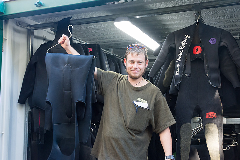 体に合いそうなサイズをガイドさんが用意してくれるので着替え。ウェットスーツの下に着るために水着を用意しておこう