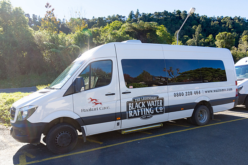 着替えたあとは、ほかの参加者とともにワゴン車で移動する