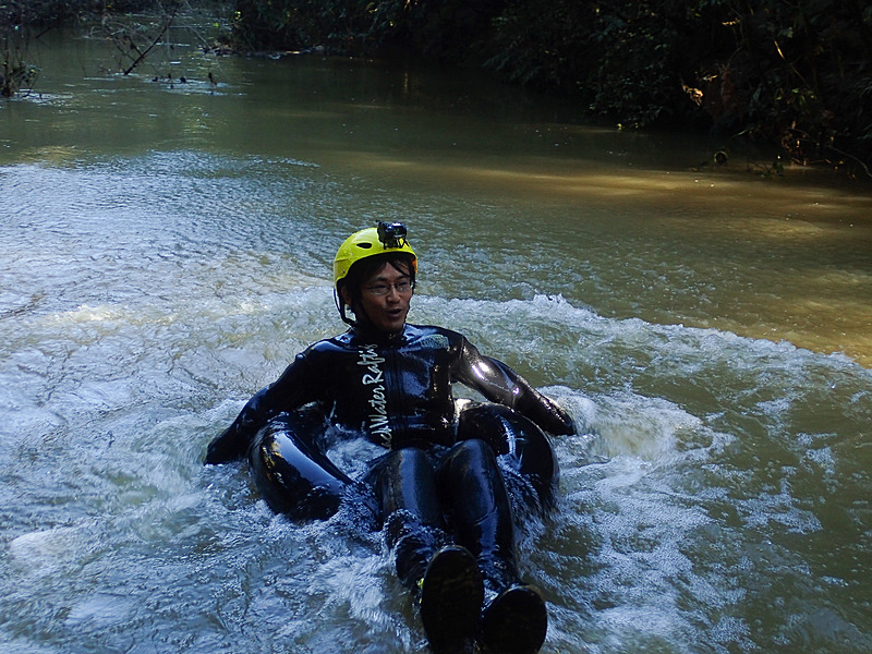 こちらは記者の練習風景。真剣な顔で真面目に練習しているように見えるが、単に余裕がないだけ（写真：The Legendary Black Water Rafting）