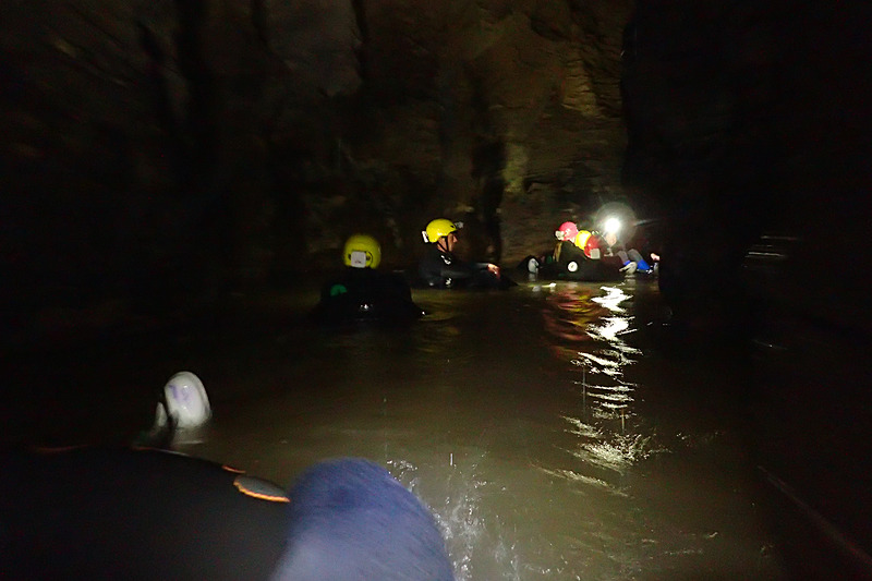 プカプカ浮かんでまったり進んだり、激しく水が流れる崖（段差は小さいが）を進んだり、緩急があって楽しい（写真：The Legendary Black Water Rafting）