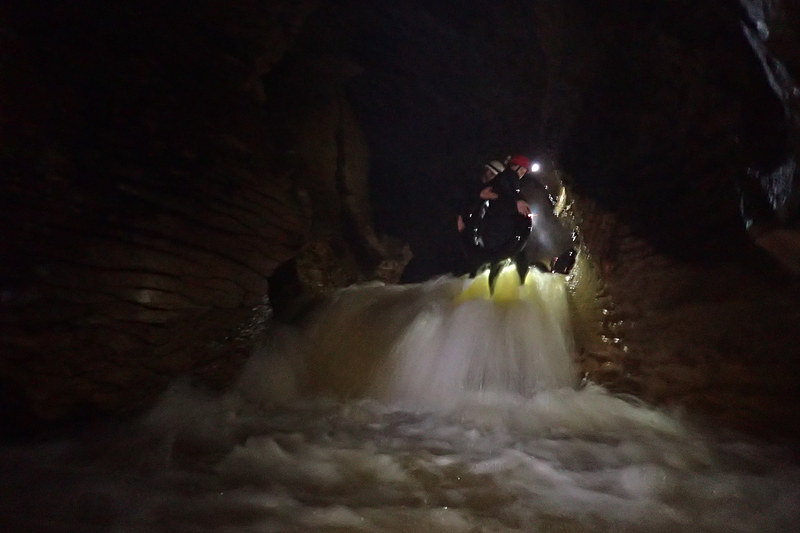 プカプカ浮かんでまったり進んだり、激しく水が流れる崖（段差は小さいが）を進んだり、緩急があって楽しい（写真：The Legendary Black Water Rafting）