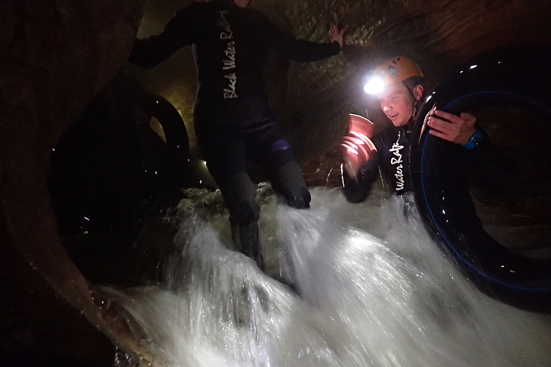プカプカ浮かんでまったり進んだり、激しく水が流れる崖（段差は小さいが）を進んだり、緩急があって楽しい（写真：The Legendary Black Water Rafting）