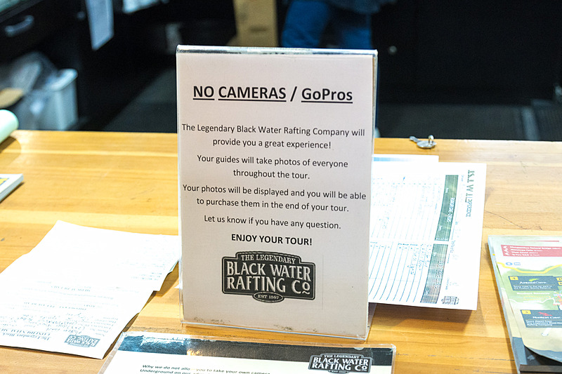 カメラやGoProは持ち込み禁止。上に掲載しているような写真をガイドさんが道中で撮ってくれ、USBメモリで購入できる