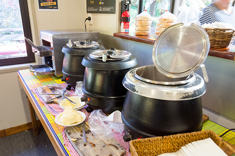 ラフティングのあとは温かいスープとベーグルが待っている