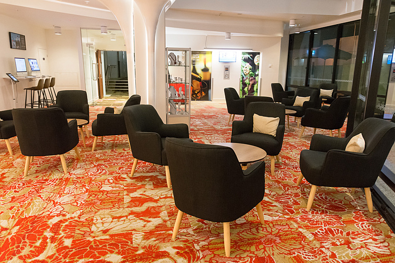 エントランスロビーにはくつろいだ感じのソファが並ぶ