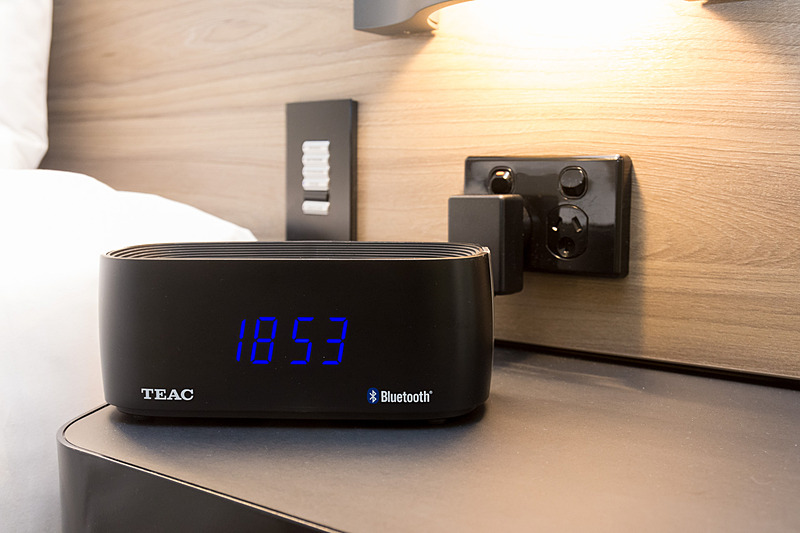 ベッドサイドにはBluetoothスピーカーにもなる目覚まし時計