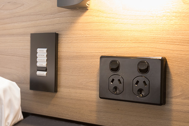 コンセントはベッドの両サイドに2口ずつあり、スマホやモバイルルーターを充電したい人に便利