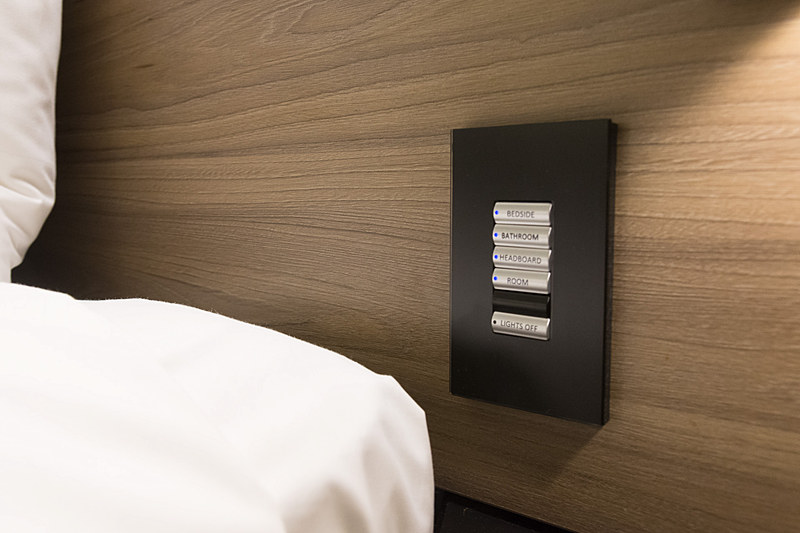 場所ごとにライトをオン/オフできるスイッチもベッドの両サイドに用意