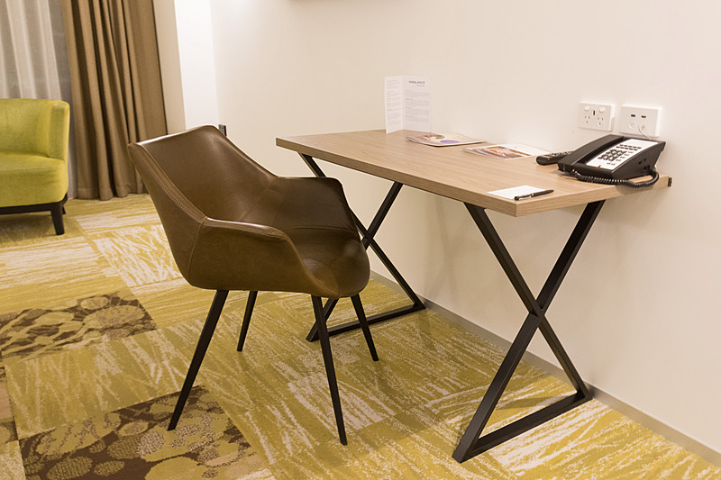 ワークデスクはシンプルだが、パンフレットなどを除けてしまえば広々と使えて勝手がよい