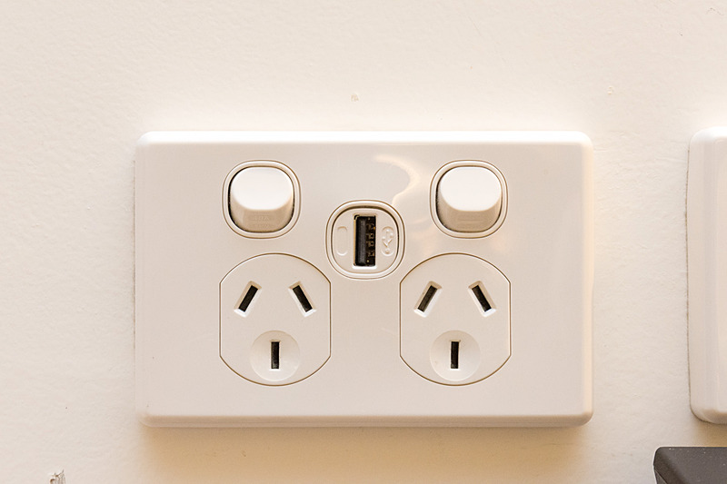 ワークデスクまわりは、コンセントのほかUSB充電端子や、テレビにつながっているHDMI入力端子など装備が充実