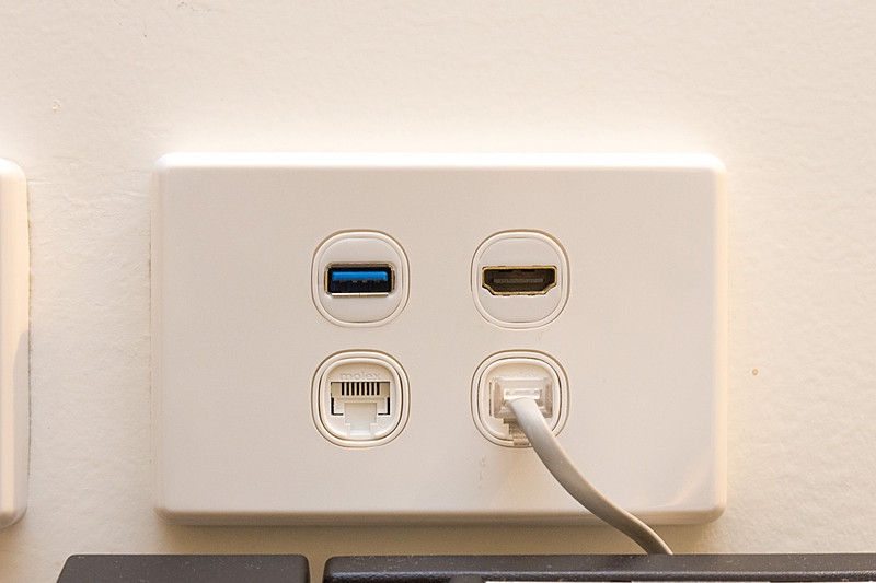 ワークデスクまわりは、コンセントのほかUSB充電端子や、テレビにつながっているHDMI入力端子など装備が充実