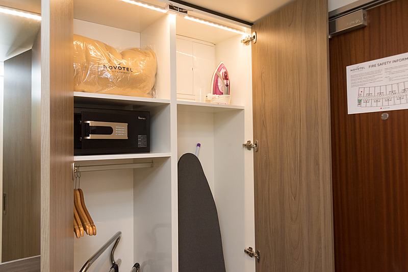 クローゼット内。セキュリティボックスや追加の毛布などのほか、アイロンとアイロン台も標準装備