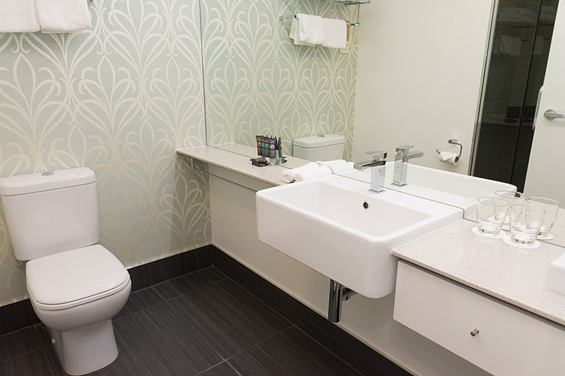 バスルームもシンプル。バスタブはなく、シャワーブースが用意されている