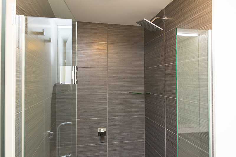 バスルームもシンプル。バスタブはなく、シャワーブースが用意されている