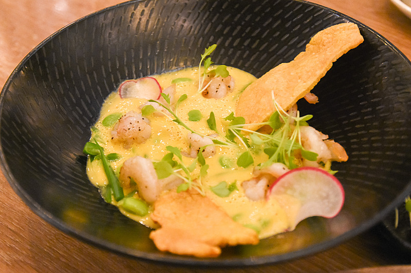 エビや枝豆などが入ったココナッツベースのスープ