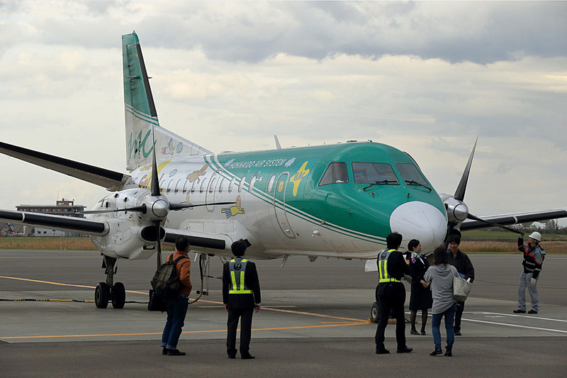 降りてきた搭乗客は思い思いに撮影会を楽しんでいた
