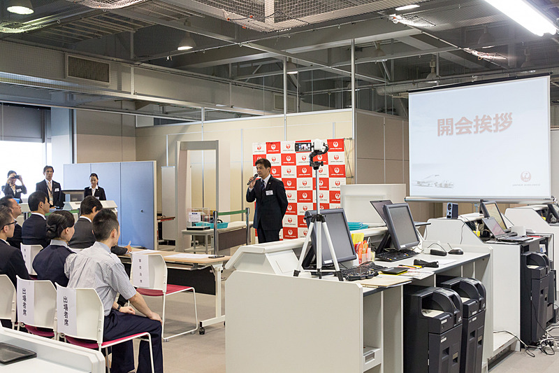 コンテストが開催されたJAL第1テクニカルセンターはパイロットやCA（客室乗務員）、グランドスタッフの訓練を行なう施設であり、写真のようにカウンターも設置されている