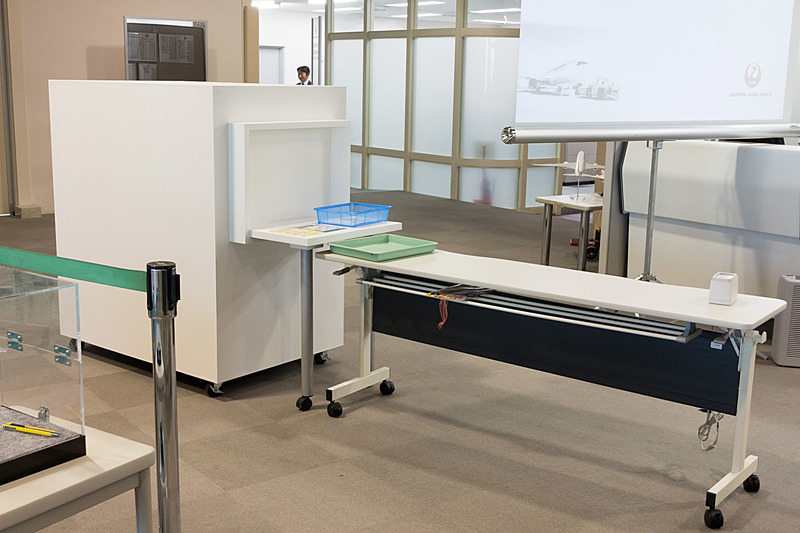 審査会場には保安検査場のエックス線検査機、金属探知ゲートを模したモックアップが用意されており、そこで通常業務のように保安検査を行なう