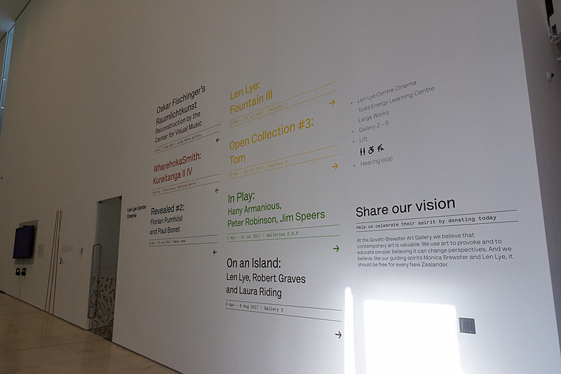 レン・ライ・センターの廊下の壁に、この先のイベント予定が書かれている