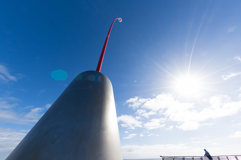 海沿いの遊歩道に立つレン・ライの作品「Wind Wand」