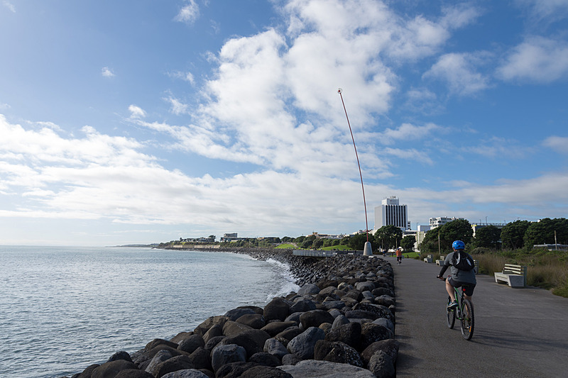 ニュー・プリマス・コースタル・ウォークウェイ（New Plymouth Coastal Walkway）は東西約10kmの遊歩道で、Wind Wandはレン・ライ・センターからそれほど離れていない場所にある