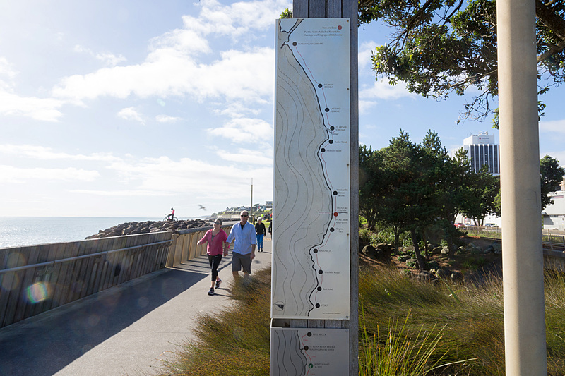 ニュー・プリマス・コースタル・ウォークウェイ（New Plymouth Coastal Walkway）は東西約10kmの遊歩道で、Wind Wandはレン・ライ・センターからそれほど離れていない場所にある