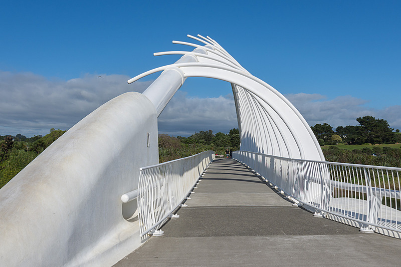 ↑が記者が撮った「テ・レワ・レワ・ブリッジ（Te Rewa Rewa Bridge）」。青空が広がる素晴らしい天気なのだが、タラナキ山の姿は拝めず。予定では↓のように見えるはずだった