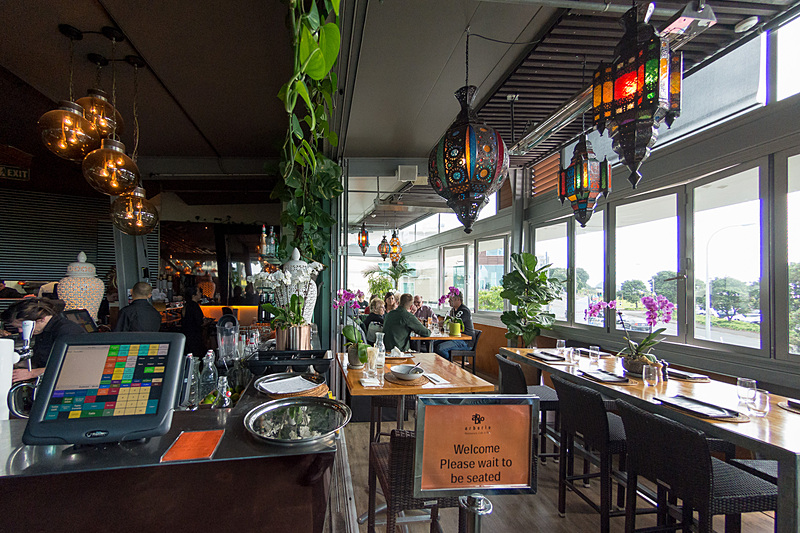 プケ・アリキの一角にある「アルボリオ・カフェ（Arborio Café）」。みんなリラックスした雰囲気で楽しんでいるお店。おしゃれな照明が目に留まる