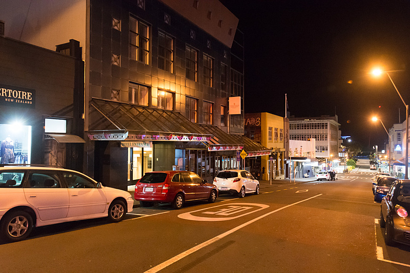 夜のニュー・プリマス。柔らかい街灯がよい雰囲気。