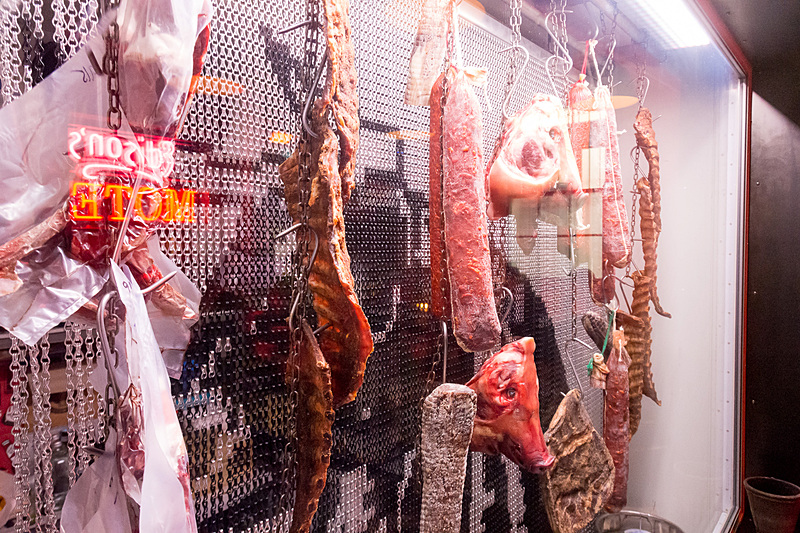 料理に使う肉のディスプレイ