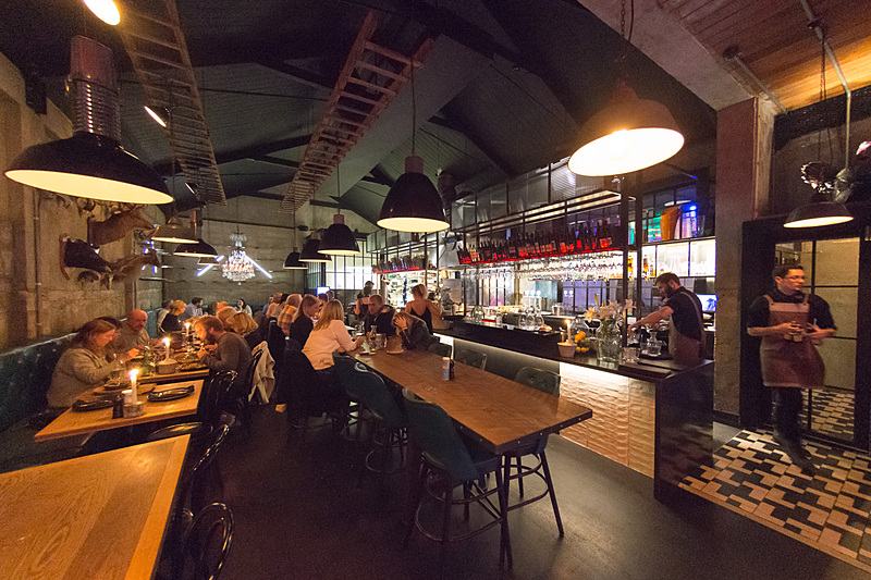 ディズプレイされているものにインパクトはあるが、お店全体の雰囲気は普通のレストランなのでご安心を