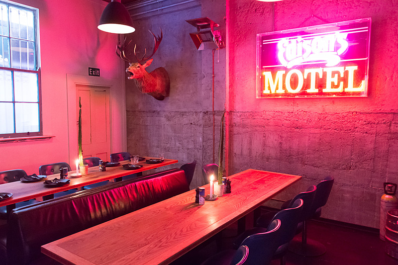 ディズプレイされているものにインパクトはあるが、お店全体の雰囲気は普通のレストランなのでご安心を