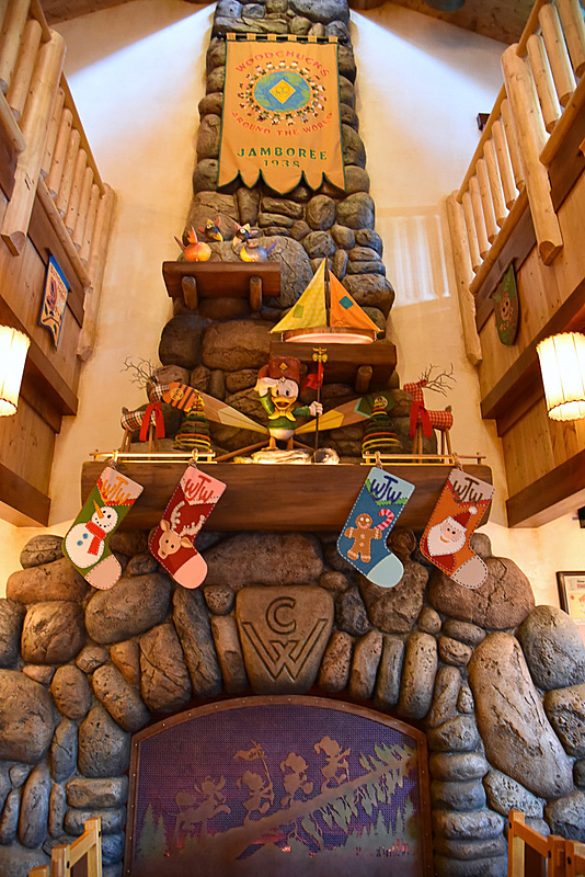 暖炉の前でプレゼント用の靴下を発見。上には手づくりのオブジェも