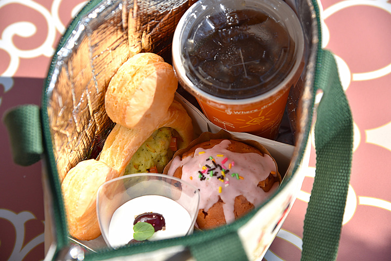 保冷仕様となっており、セットがしっかりと入るサイズ感