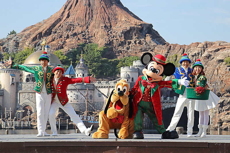 メインステージにミッキーマウスとプルートが登場