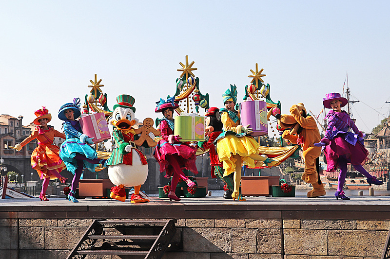 スクルージ・マクダックがクリスマスのスイーツを持って登場