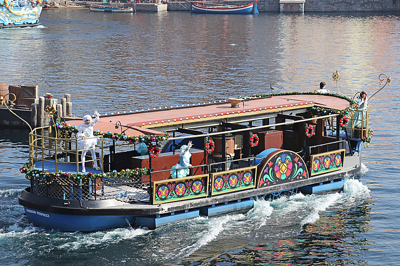 ハーバーにはアリエルとエリックの乗った船も登場