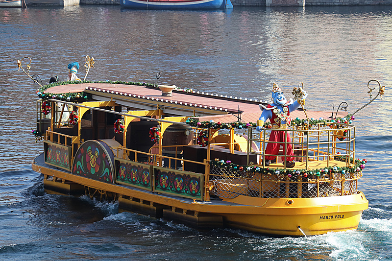 アラジンとジャスミンとジーニーが乗った船も続いて登場