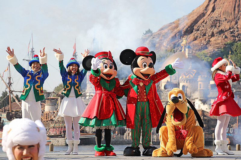 パイロが打ち上がる華やかなフィナーレ