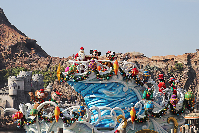 キャラクターたちはサンタの船に乗り込む