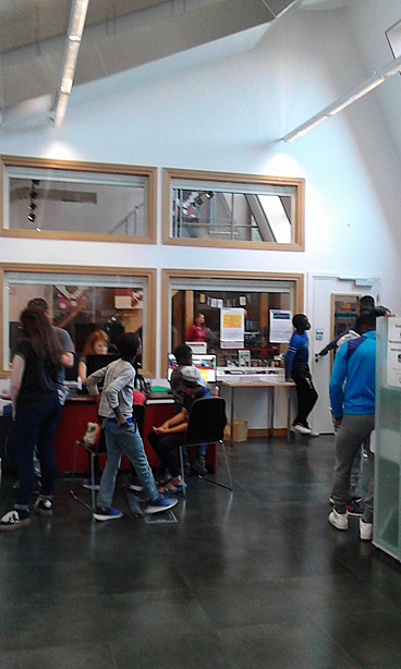 ゲーム部屋の前で扉が開くのを待つ子供たち