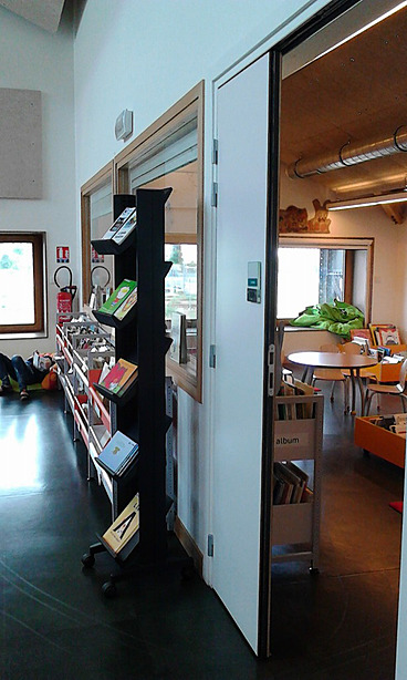 子供たちが本を読む部屋