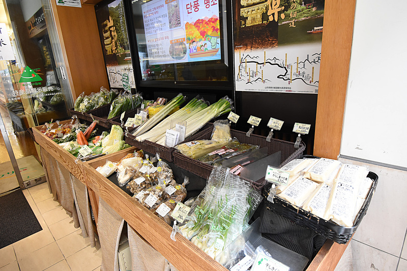 店舗入り口前には山形の野菜が並ぶ。人気No.1はおかひじき（丘ひじき）