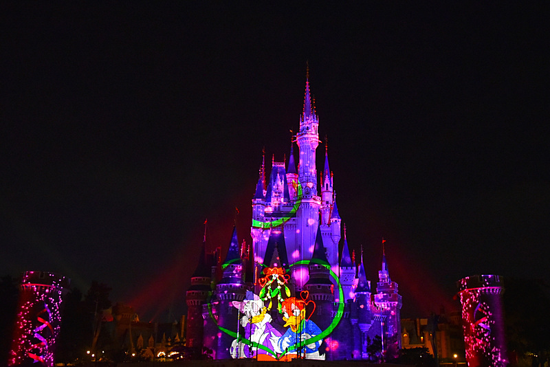 ヤドリギの下でキスするとプレゼントのリボンがほどけ“デイジーのウィンターロマンス”がスタート