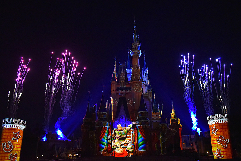 バズ・ライトイヤーとジェシーは息の合ったダンスでポーズ