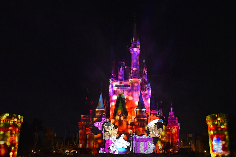 ミニーマウスがミッキーマウスにプレゼントとともに自分の想いを伝える