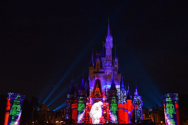 サンフランソウキョウを彷彿させるデジタルな世界が映し出される「ベイマックス」シーン