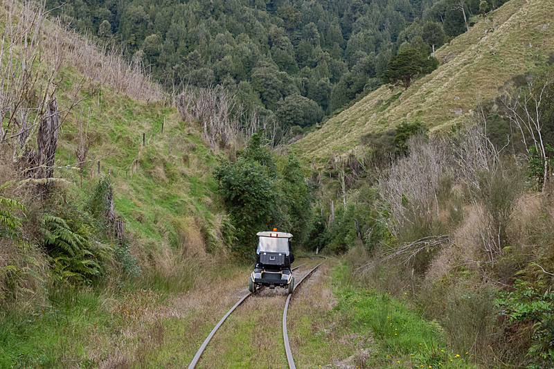 忘れられた世界の廃線を走るレールカートに乗車